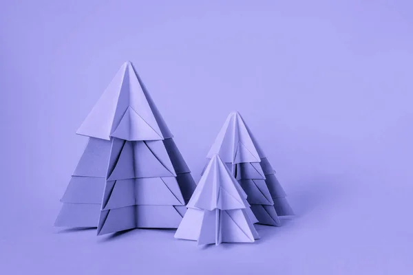 Basit origami 3D Noel ağacı kağıttan yapılmış sarı renkli. — Stok fotoğraf