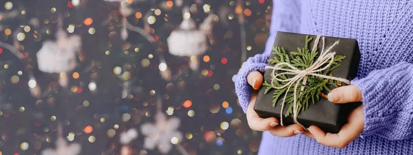 Weibliche Hände halten Geschenkbox. Weihnachts- und Neujahrsferien Konzept. Banner — Stockfoto