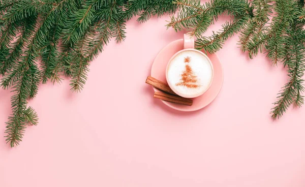 Vista dall'alto di tazza di latte con arte a forma di albero di Natale — Foto Stock