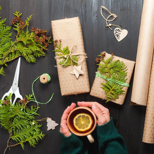 Wrapping Christmas gifts in craft paper, top view — Stock Photo, Image