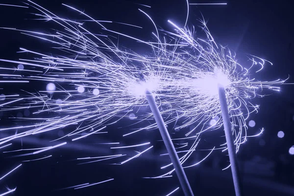 Brilhante brilhante sparkler no fundo borrado bokeh — Fotografia de Stock