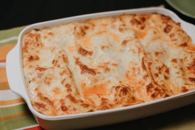 Yukarıdan çekilmiş beyaz bir kasede lazanya.