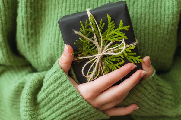 Presente de Natal acolhedor na mão de mulheres, perto — Fotografia de Stock