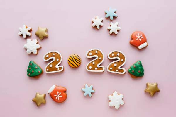 Gingerbread numbers 2022 lying on pink background. Flatlay — стоковое фото