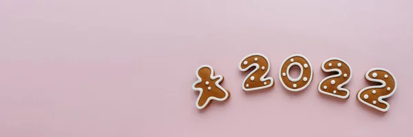 Gingerbread number 2022 terletak di latar belakang merah muda. Tampilan atas — Stok Foto