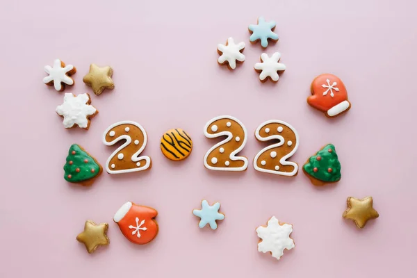 Gingerbread number 2022 terletak di latar belakang merah muda. Flatlay Stok Foto