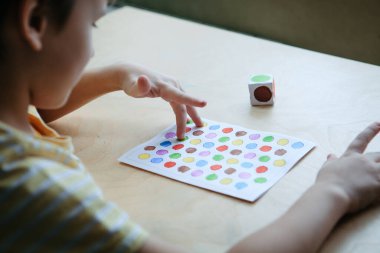 Parmaklar için diy dot oyunu oynayan çocuk