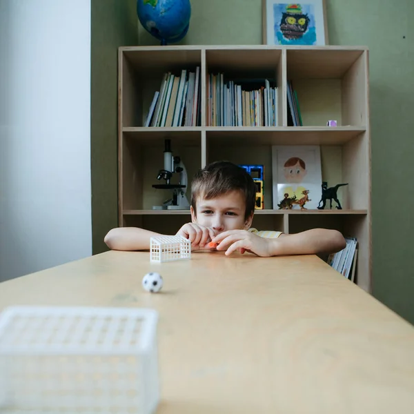 子供は机の上でテーブルサッカーをする. — ストック写真
