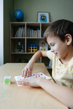 Parmaklar için diy dot oyunu oynayan çocuk