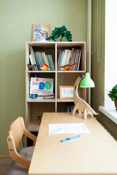 Meja dengan lembaran kertas dengan tes matematika di ruang anak-anak. — Stok Foto