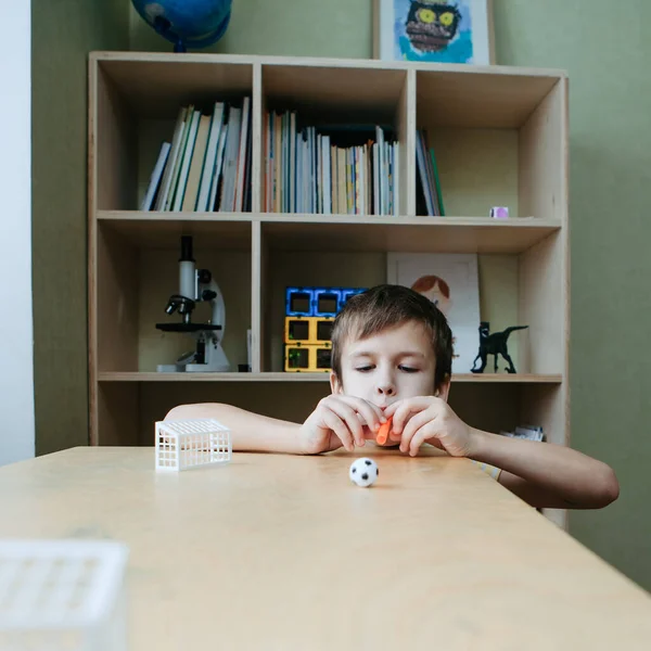 子供は机の上でテーブルサッカーをする. — ストック写真