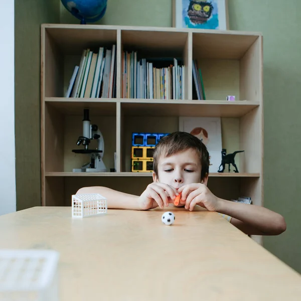 Das Kind spielt Tischkicker auf dem Schreibtisch. Stockbild