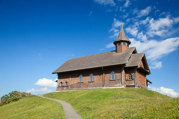 Kyrkan i alpina byn — Stockfoto