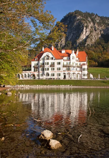 castle neuschwanstein yakınındaki göl
