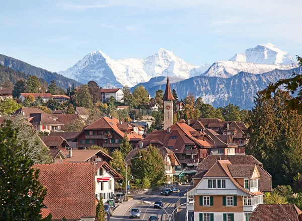 Villaggio storico nelle Alpi svizzere — Foto Stock