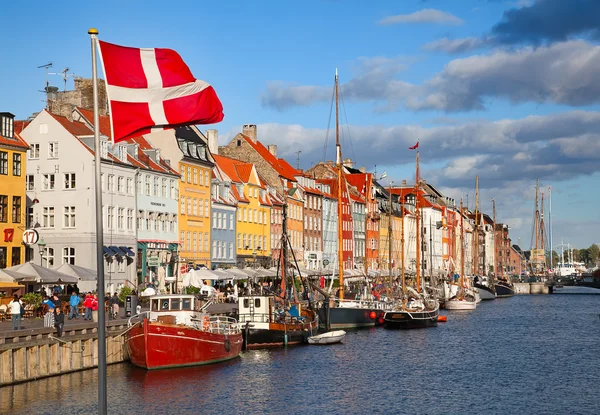 Kopenhagen (Nyhavn district) in een zonnige zomerdag — Stockfoto