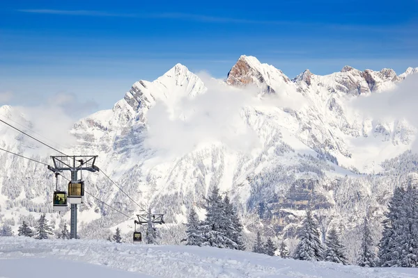 Катання на лижах в Альпах — стокове фото