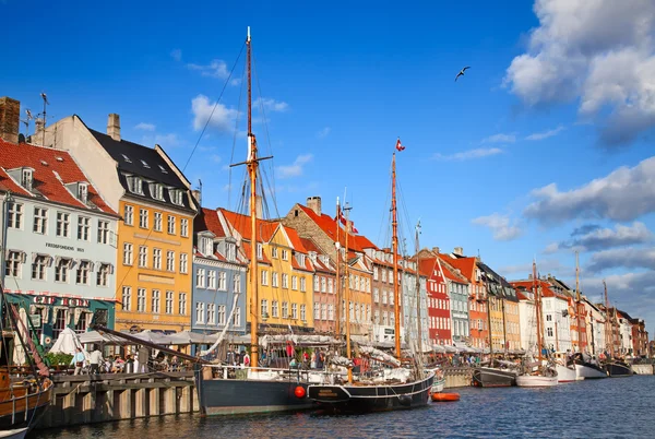 Kopenhagen (Nyhavn district) in een zonnige zomerdag — Stockfoto