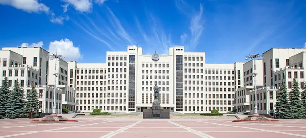 Edifício do Parlamento em Minsk. Bielorrússia — Fotografia de Stock