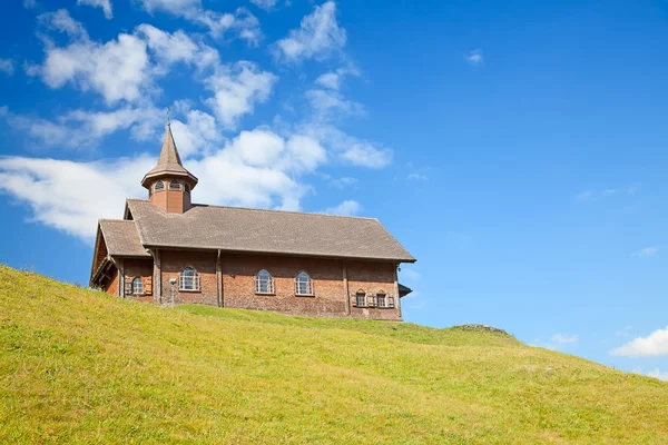 Kleine Holzkirche in den Alpen — Stockfoto