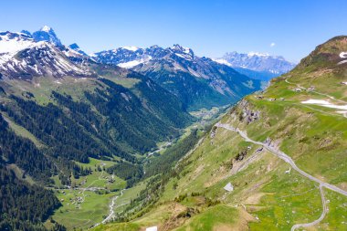 Klausenpass - İsviçre Alplerinde Uri ve Glarus kantonlarını birbirine bağlayan dağ yolu 