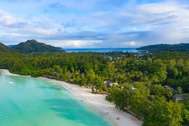 Praslin adasındaki ünlü Anse Volbert (Cote d 'Or) plajı, Seyşeller