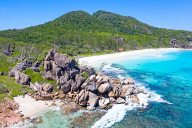 Seyşeller 'deki La Digue adasında ünlü Grand Anse plajı.