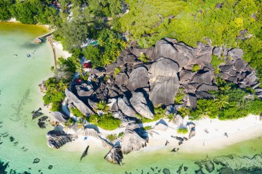 Seyşeller 'deki La Digue adasındaki ünlü Anse Source D' Argent plajı