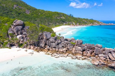 Seyşeller 'deki La Digue adasında ünlü Grand Anse plajı.
