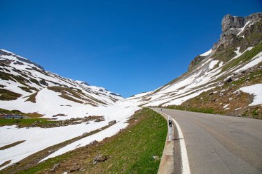 Klausenpass - İsviçre Alplerinde Uri ve Glarus kantonlarını birbirine bağlayan dağ yolu 