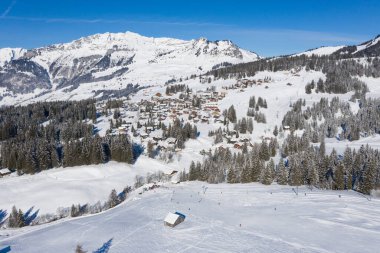 İsviçre Alplerinde kış, İsviçre 'nin St. Gallen kantonu yakınlarındaki Arvenbuel köyü.