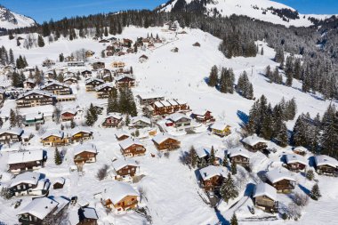 İsviçre Alplerinde kış, İsviçre 'nin St. Gallen kantonu yakınlarındaki Arvenbuel köyü.