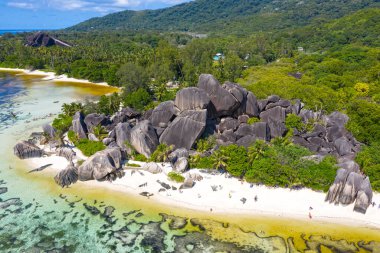 Seyşeller 'deki La Digue adasındaki ünlü Anse Source D' Argent plajı