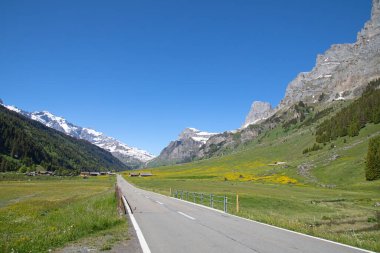 Klausenpass - İsviçre Alplerinde Uri ve Glarus kantonlarını birbirine bağlayan dağ yolu 