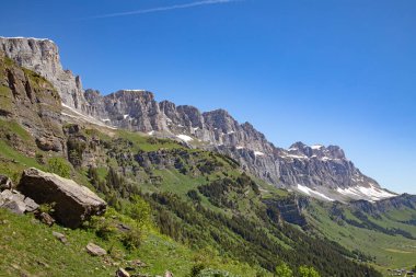 Klausenpass - İsviçre Alplerinde Uri ve Glarus kantonlarını birbirine bağlayan dağ yolu 