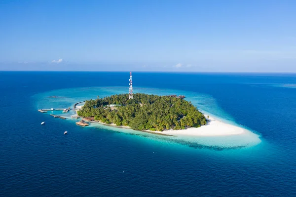 Malý Ostrov Maledivách Pokrytý Palmami Obklopený Tyrkysově Modrými Vodami Krásnými — Stock fotografie