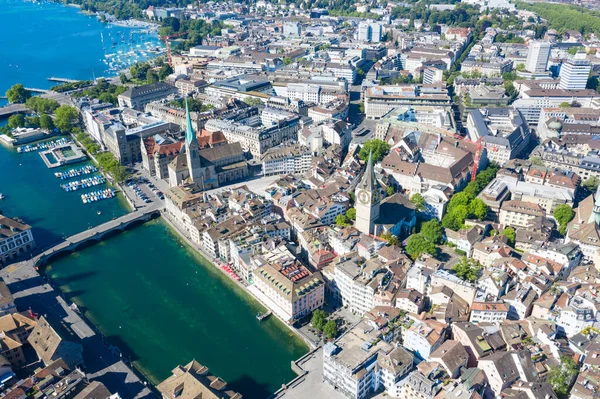 リムマット川と有名なチューリッヒ教会の空中ビュー チューリッヒはスイスの重要な金融センターであり 美しい歴史的都市です — ストック写真