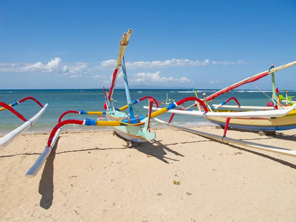 Tradycyjne Balijski Ważka Łódź Plaży — Zdjęcie stockowe