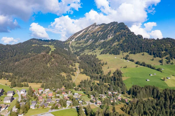 Senderismo Los Alpes Suizos Pequeño Pueblo Alpino Arvenbuel Cantón San —  Fotos de Stock