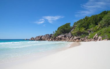 Seyşeller 'deki La Digue adasında ünlü Grand Anse plajı.