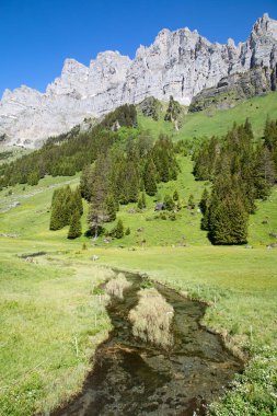 Klausenpass - İsviçre Alplerinde Uri ve Glarus kantonlarını birbirine bağlayan dağ yolu 