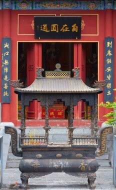 Ünlü Longmen Grottoes (Çin 'in Hennn eyaleti Luoyang yakınlarındaki anıt kayaya oyulmuş Buda ve Bodhisattvas heykelleri))