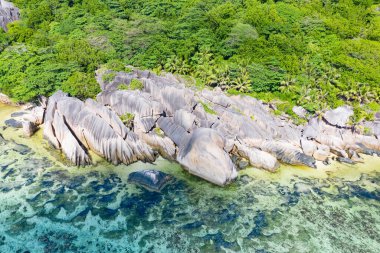 Seyşeller 'deki La Digue adasındaki ünlü Anse Source D' Argent plajı