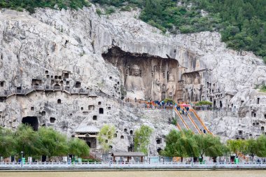 Ünlü Longmen Grottoes (Çin 'in Hennn eyaleti Luoyang yakınlarındaki anıt kayaya oyulmuş Buda ve Bodhisattvas heykelleri))