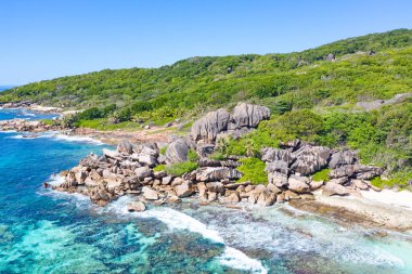 Seyşeller 'deki La Digue adasında ünlü Grand Anse plajı.