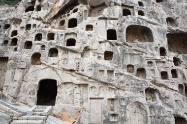 Ünlü Longmen Grottoes (Çin 'in Hennn eyaleti Luoyang yakınlarındaki anıt kayaya oyulmuş Buda ve Bodhisattvas heykelleri))