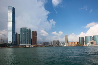 Hong Kong - Ekim 01: Kowloon iskele ve Star Feribotu'na Hong Kong, Çin tarihinde 1 Ekim 2017. Hong Kong feribot işlem 120 yılı aşkın için mevcuttur ve şehrin ana konumlar biridir..