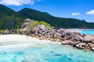 Seyşeller 'deki La Digue adasında ünlü Grand Anse plajı.