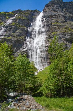 Lauterbrunnen Vadisi 'nin şelaleleri. Cantone Bern, İsviçre