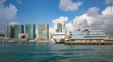 Hong Kong - Ekim 01: Kowloon iskele ve Star Feribotu'na Hong Kong, Çin tarihinde 1 Ekim 2017. Hong Kong feribot işlem 120 yılı aşkın için mevcuttur ve şehrin ana konumlar biridir..